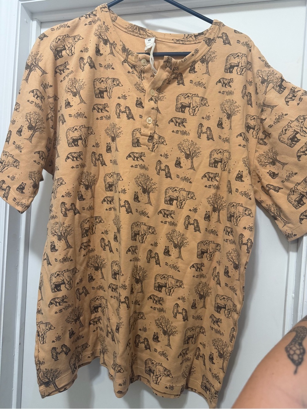 Kate Quinn bear Print Short Sleeve Henley T-Shirt - Tan & Black